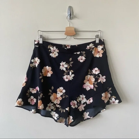 DYNAMITE-HIGH Rise Ruffle Hem Floral Shorts (Size:Large) - Picture 2 of 10